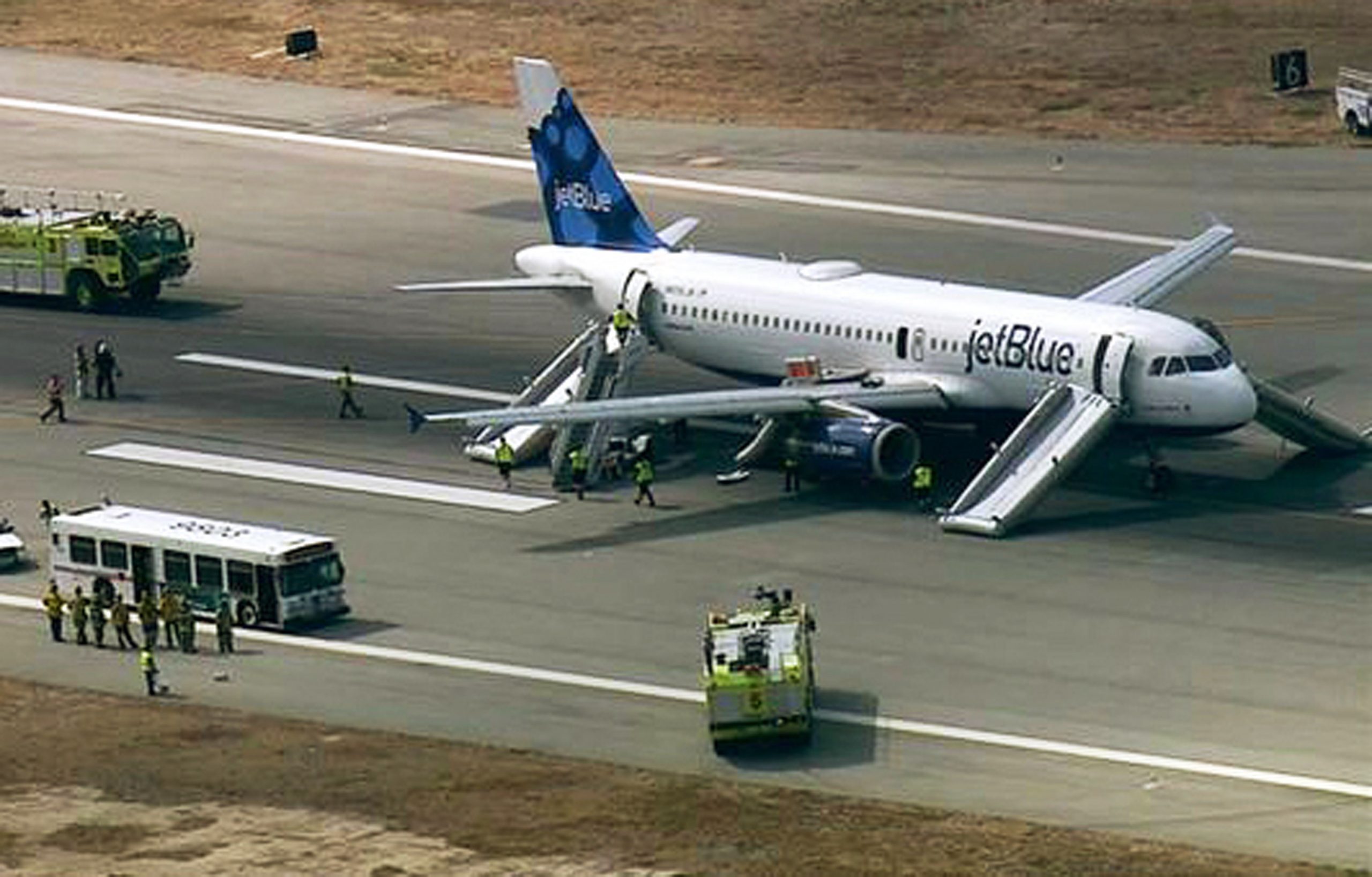 Passenger says JetBlue plane filled with smoke