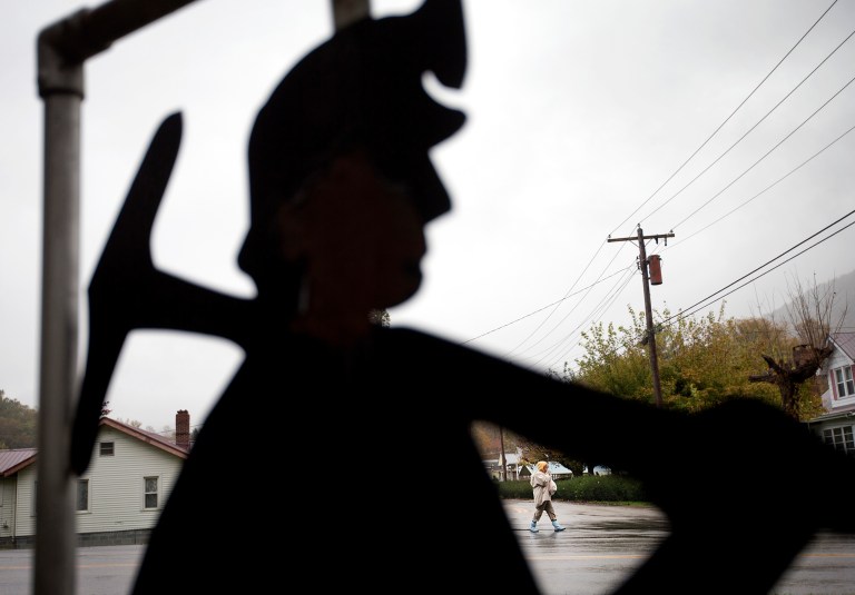 The World Resources Institute says a carbon tax could help thousands of unemployed coal miners. (AP Photo/David Goldman)