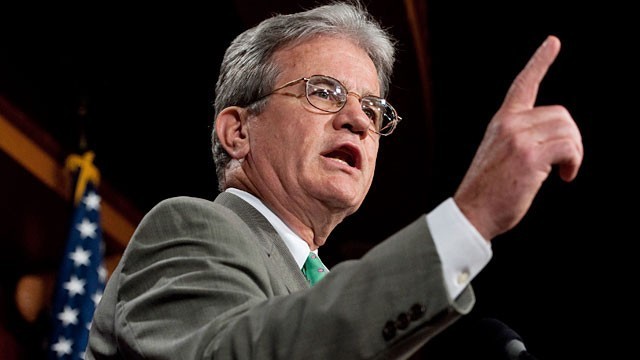 Spurning colleagues, Coburn endorses Romney