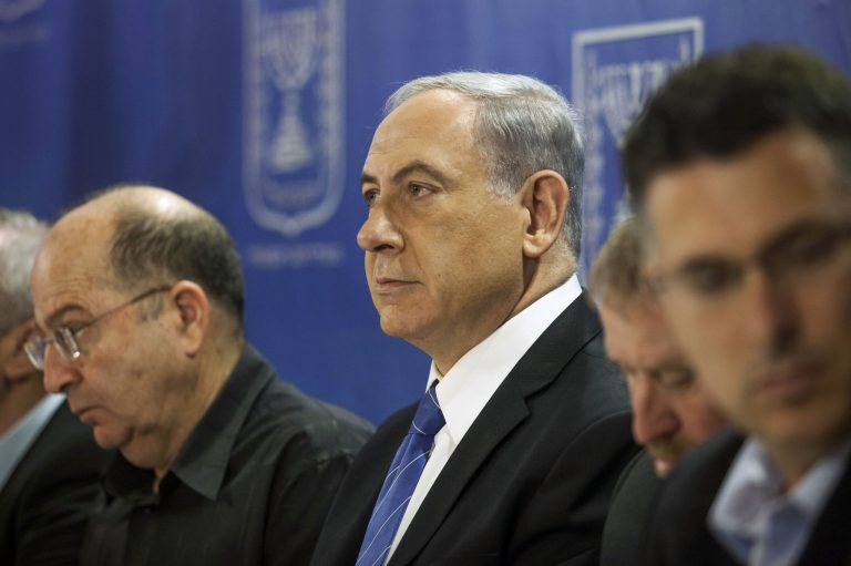 Israeli Defense Minister, Moshe Ya'alon, left, and Israeli Prime Minister Benjamin Netanyahu, center, attend the cabinet meeting at the defense ministry in Tel Aviv, Israel, Thursday, July 31, 2014. (AP Photo/Dan Balilty, pool)