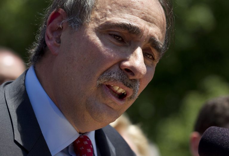 New emails show that former President Obama adviserÂ David Axelrod knew Secretary of State Hillary Clinton was using a private email address in June 2009, even though the White House has denied knowledge.
