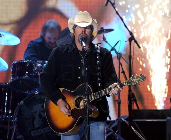 Longtime Democrat Toby Keith donates to Perry