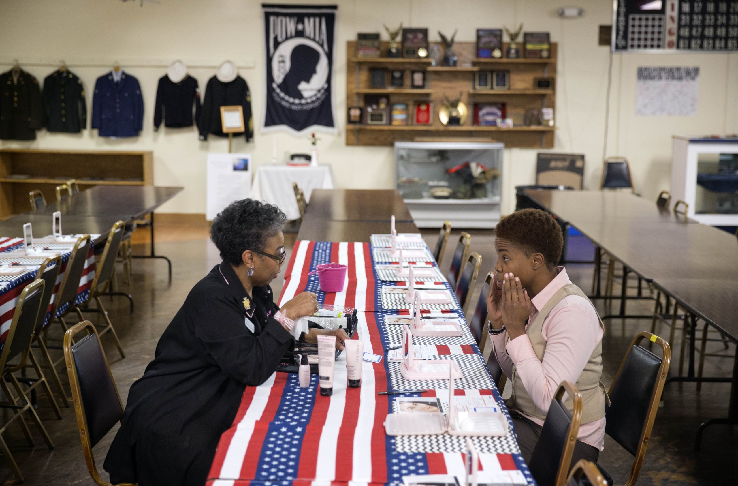 Survey: US companies add 215K jobs, most in year