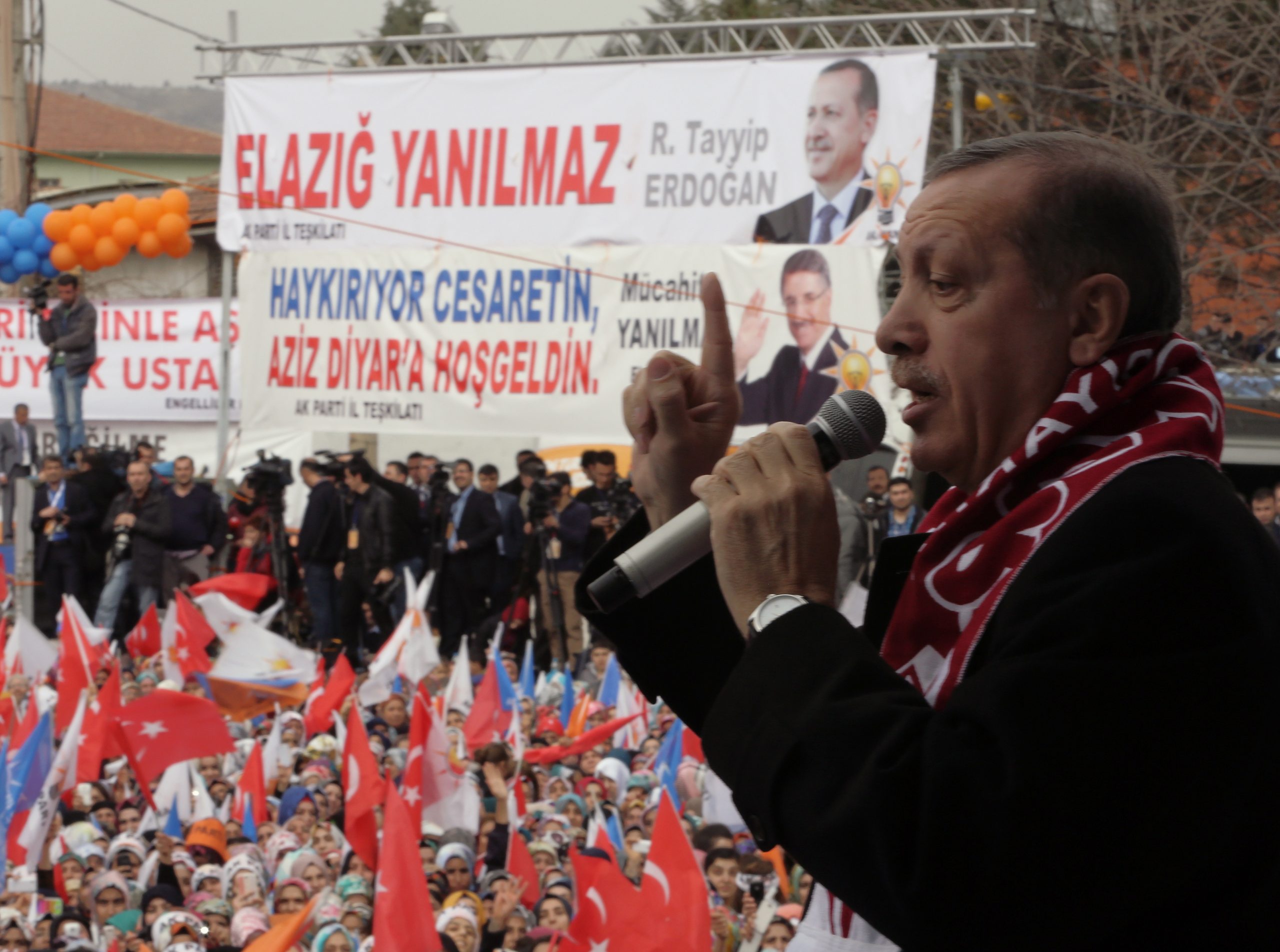 Turkish PM threatens to ban Facebook, YouTube