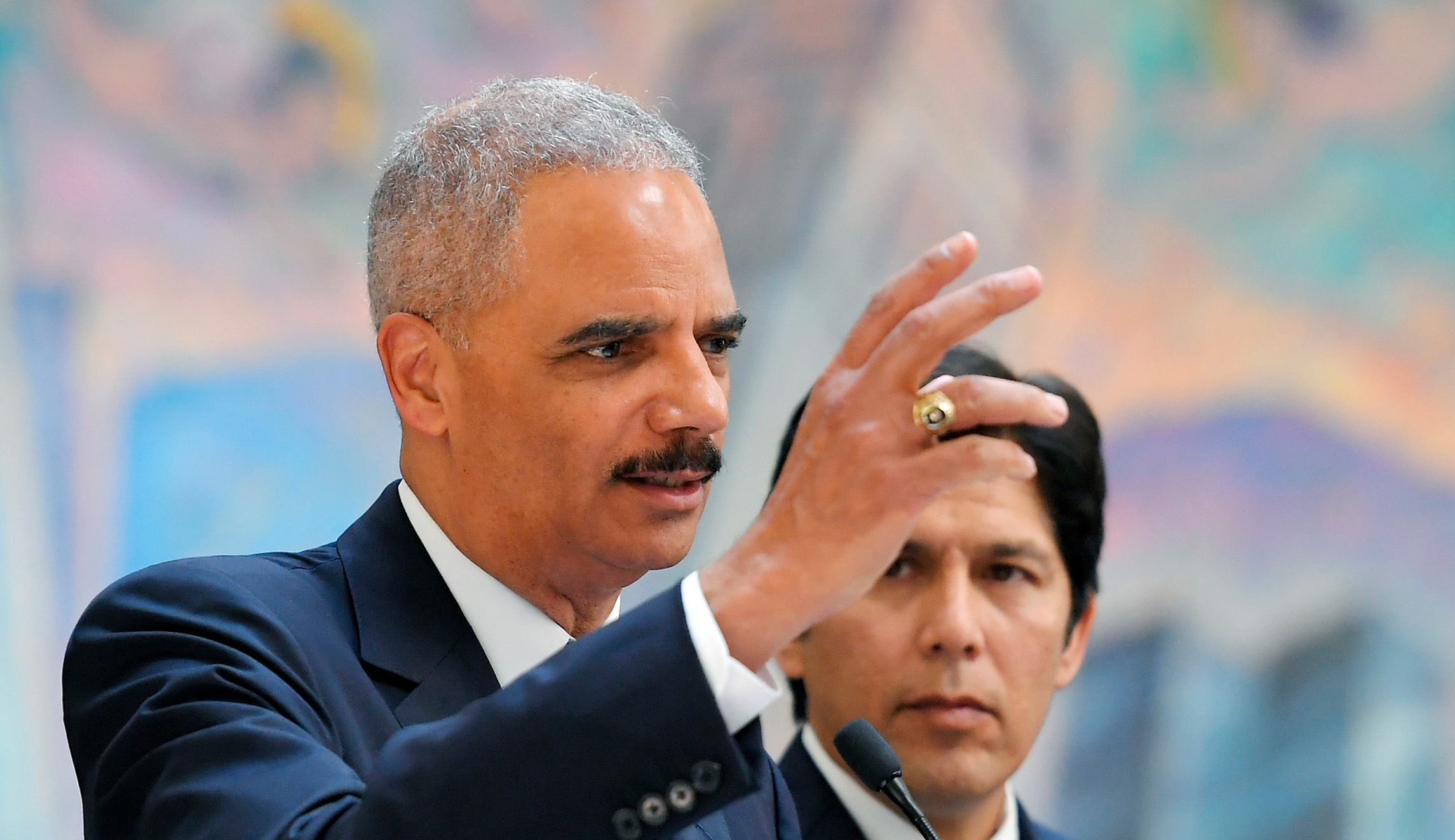Eric Holder: Trump hindering Mueller investigation ‘creates issues of constitutional and criminal dimension’
