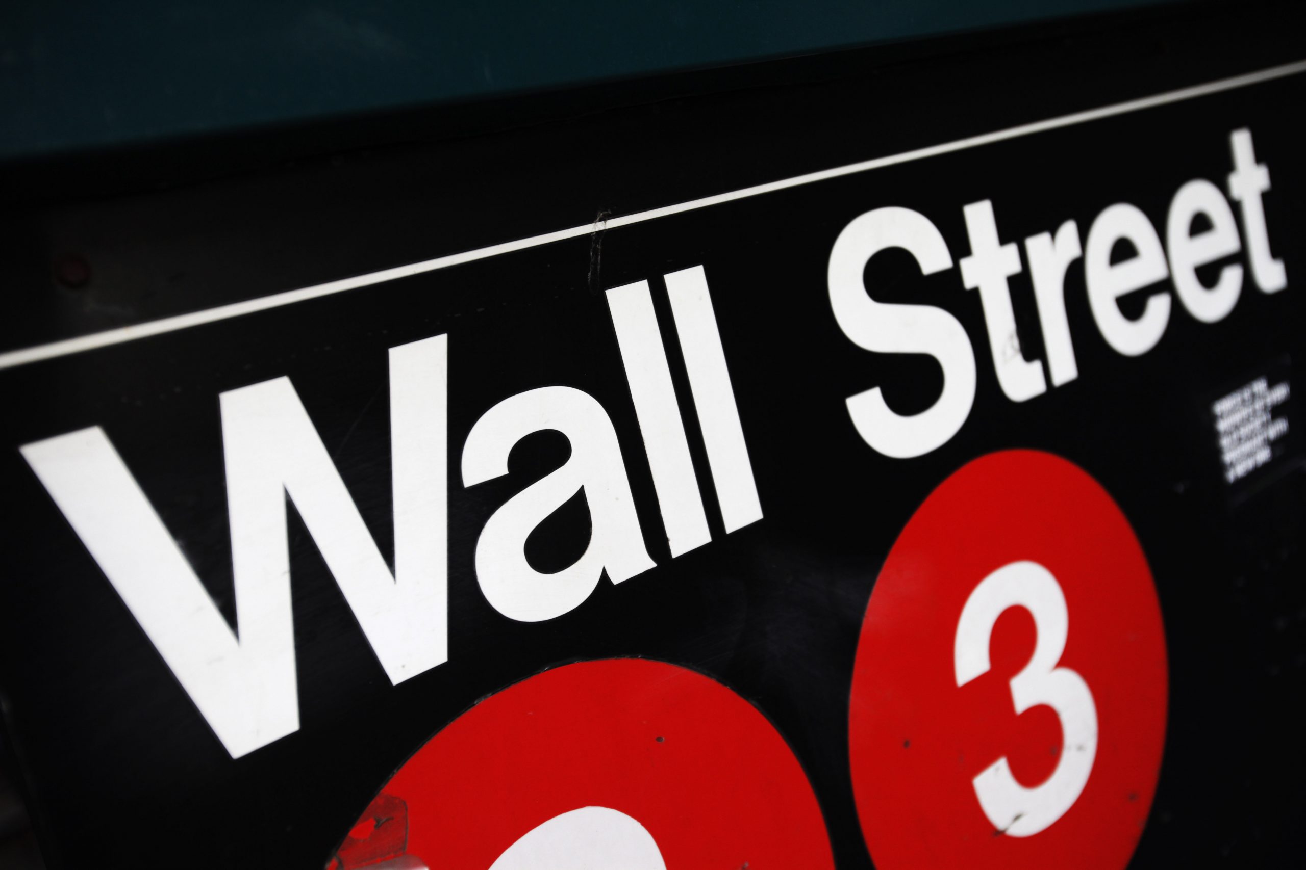Weak results at retailers drag US stocks lower