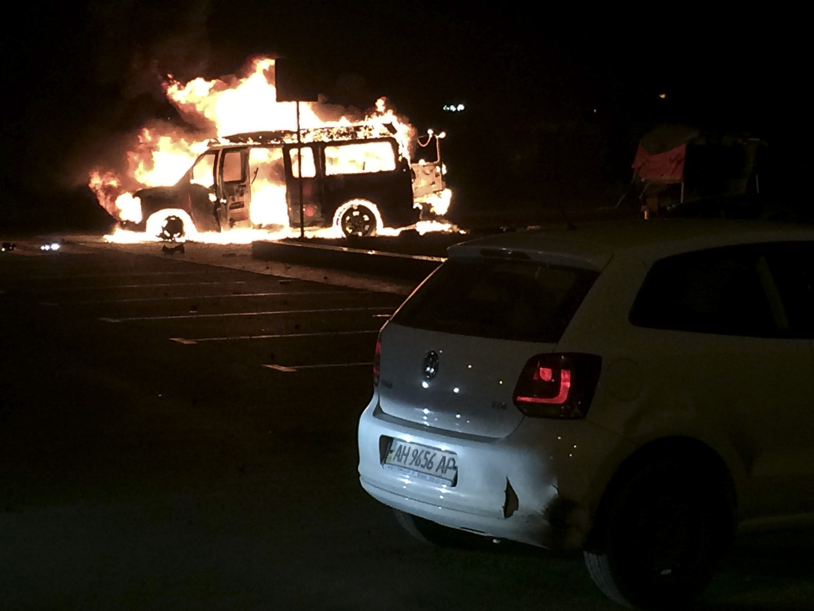 Blast rocks center of breakaway town in E. Ukraine
