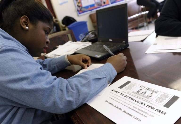 Akira Lee, a senior at Roosevelt High School, fills out a college enrollment application at her school in Washington, Nov. 14, 2013. (AP Photo)Â 