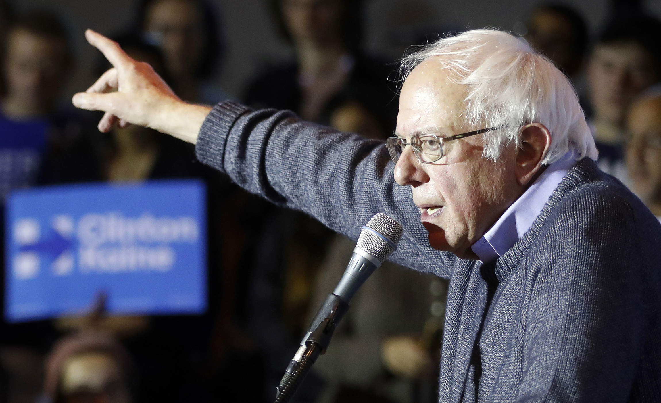 Sanders says ‘racist’ Bannon is ‘unacceptable’