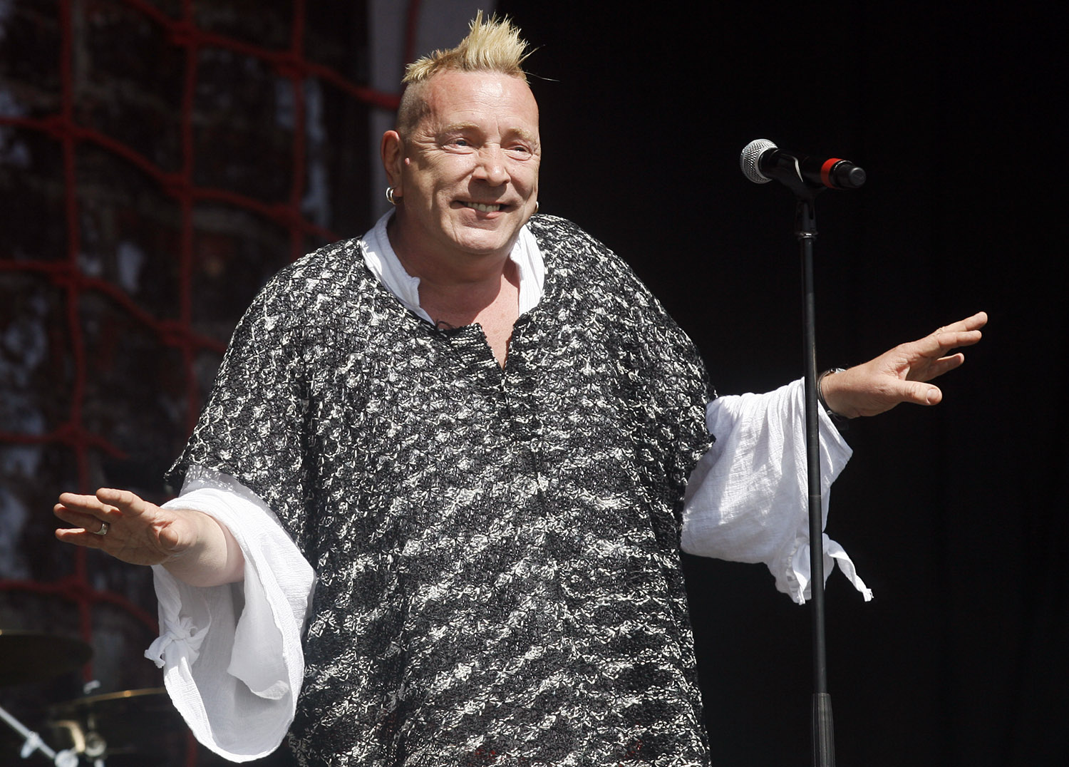 Johnny Rotten goes overboard defending Trump