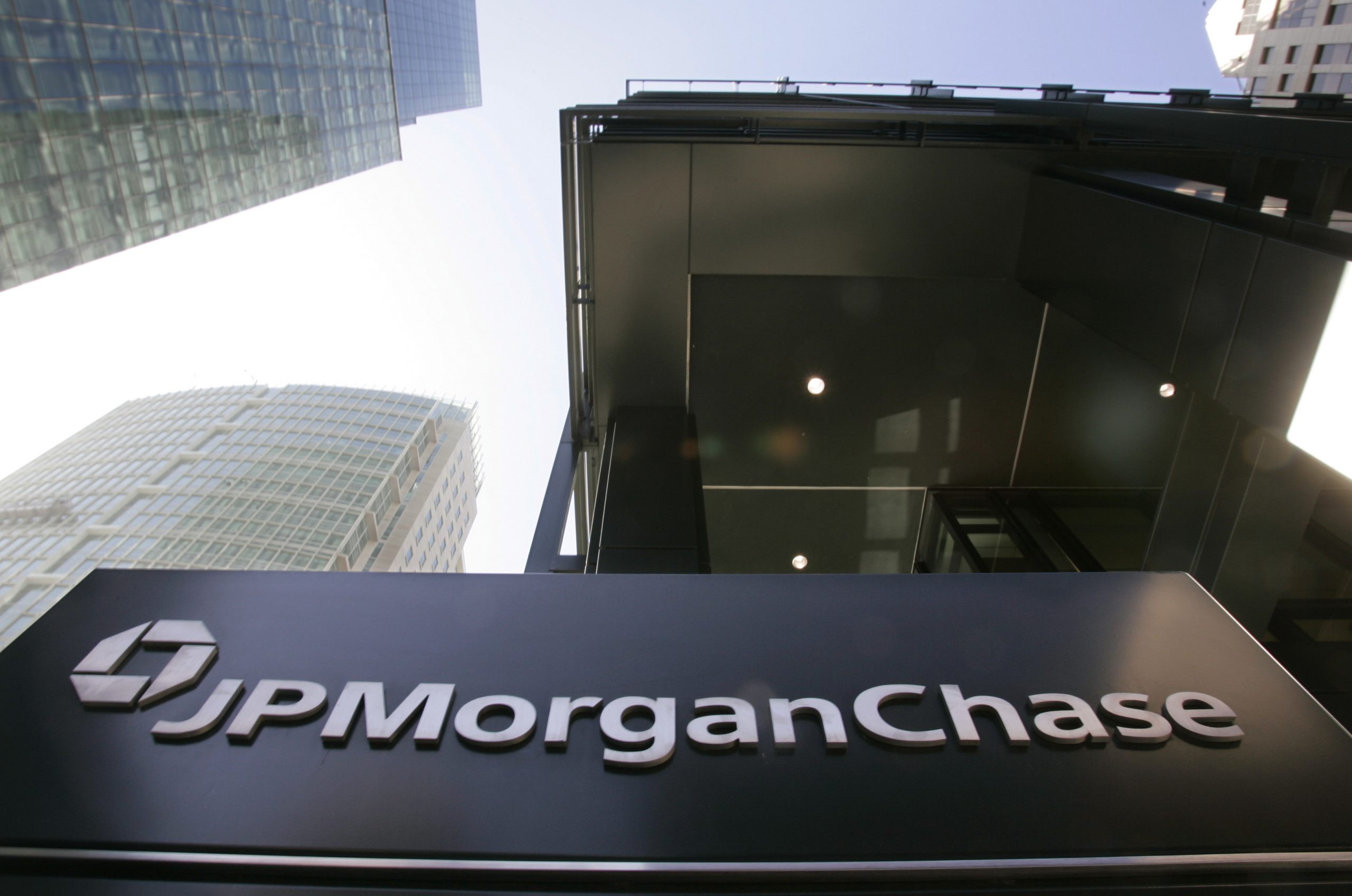 JPMorgan pays $100M, admits fault in London trades