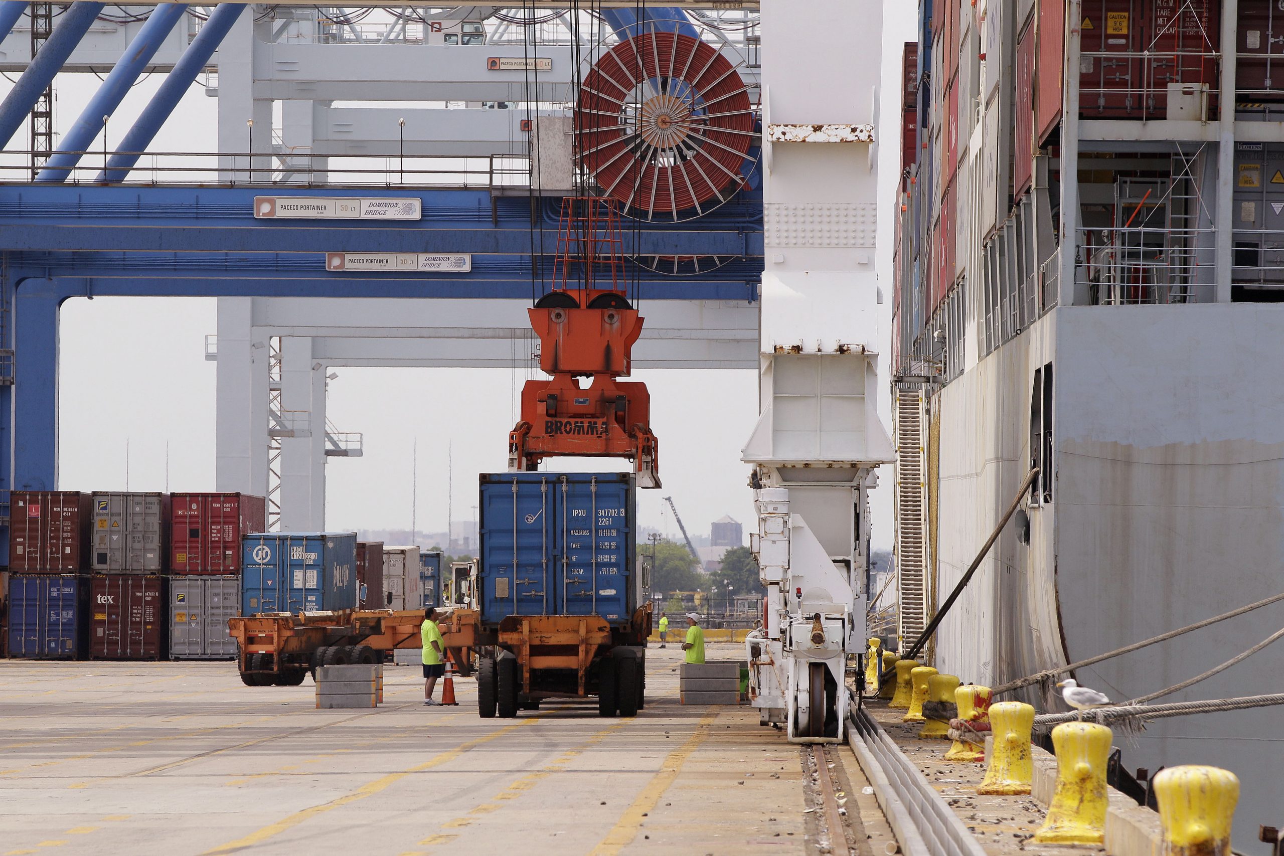 US current account deficit fell in third quarter