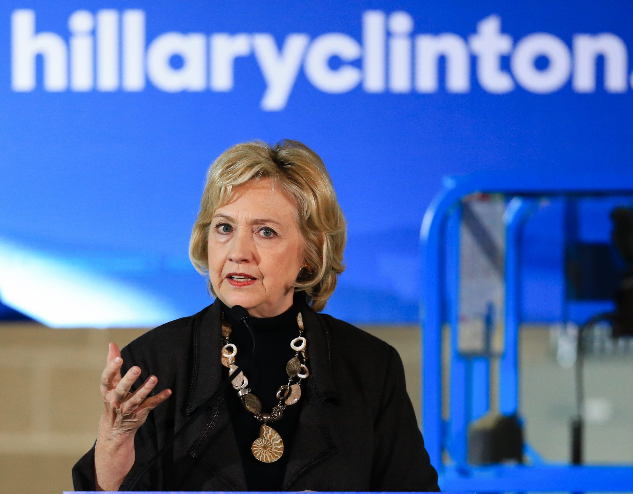 Clinton sends message to Muslim Americans after Trump
