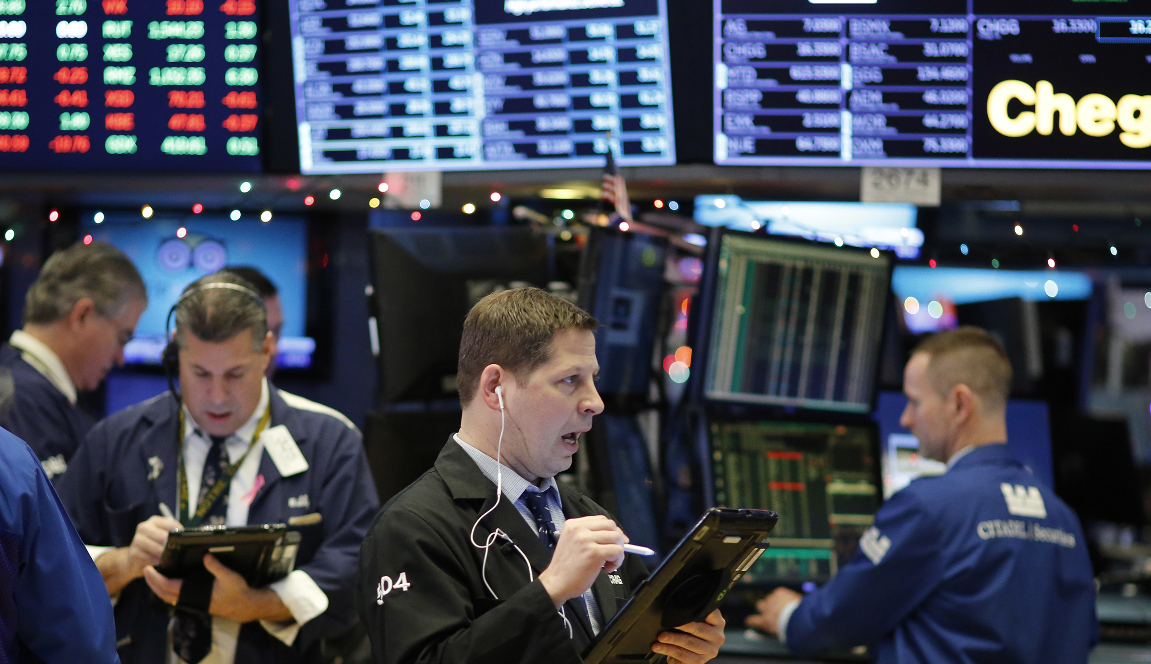 Dow Jones index tops record 25,000 with a push from lenders, tech firms
