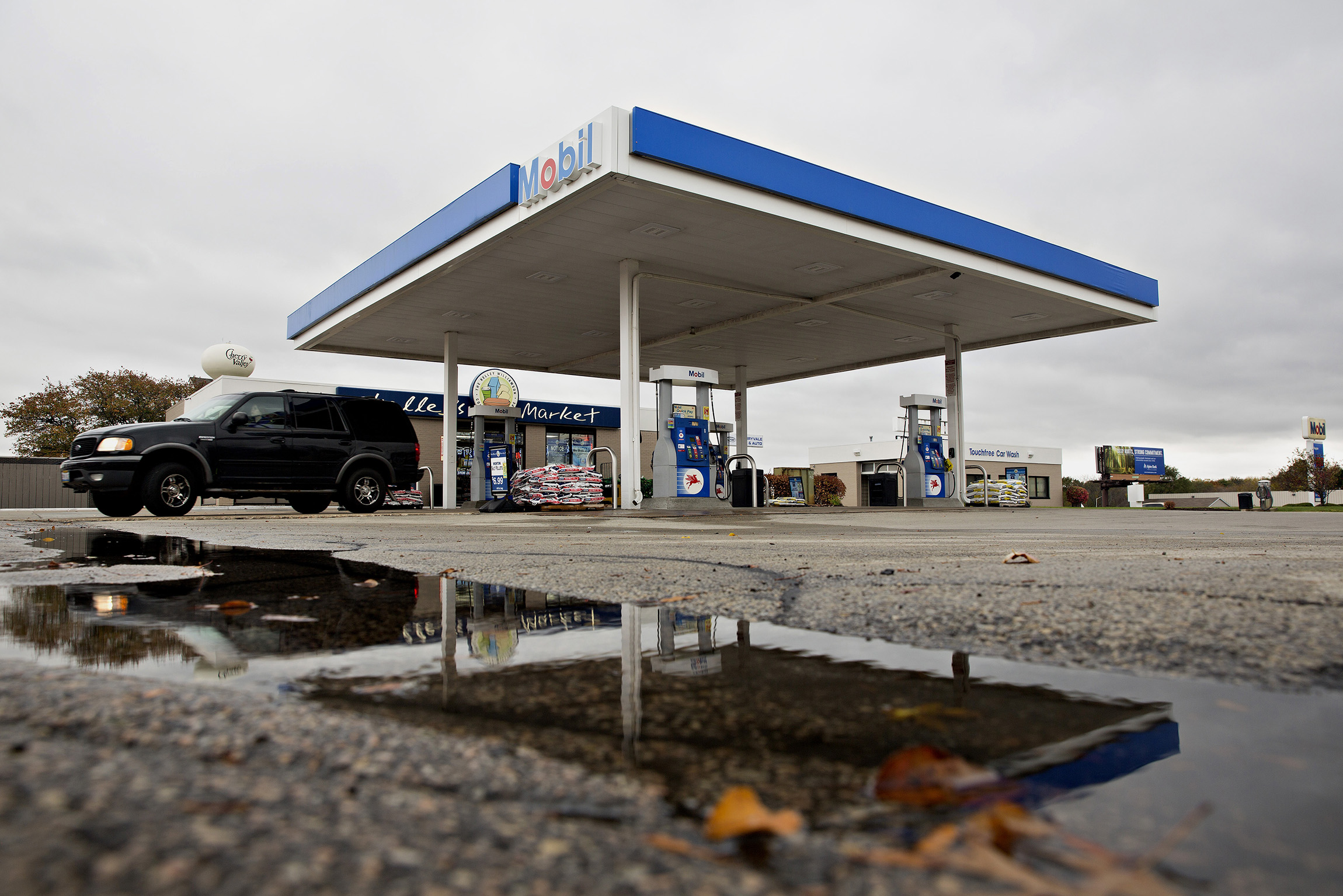 Massachusetts announces probe into Exxon Mobil over climate change