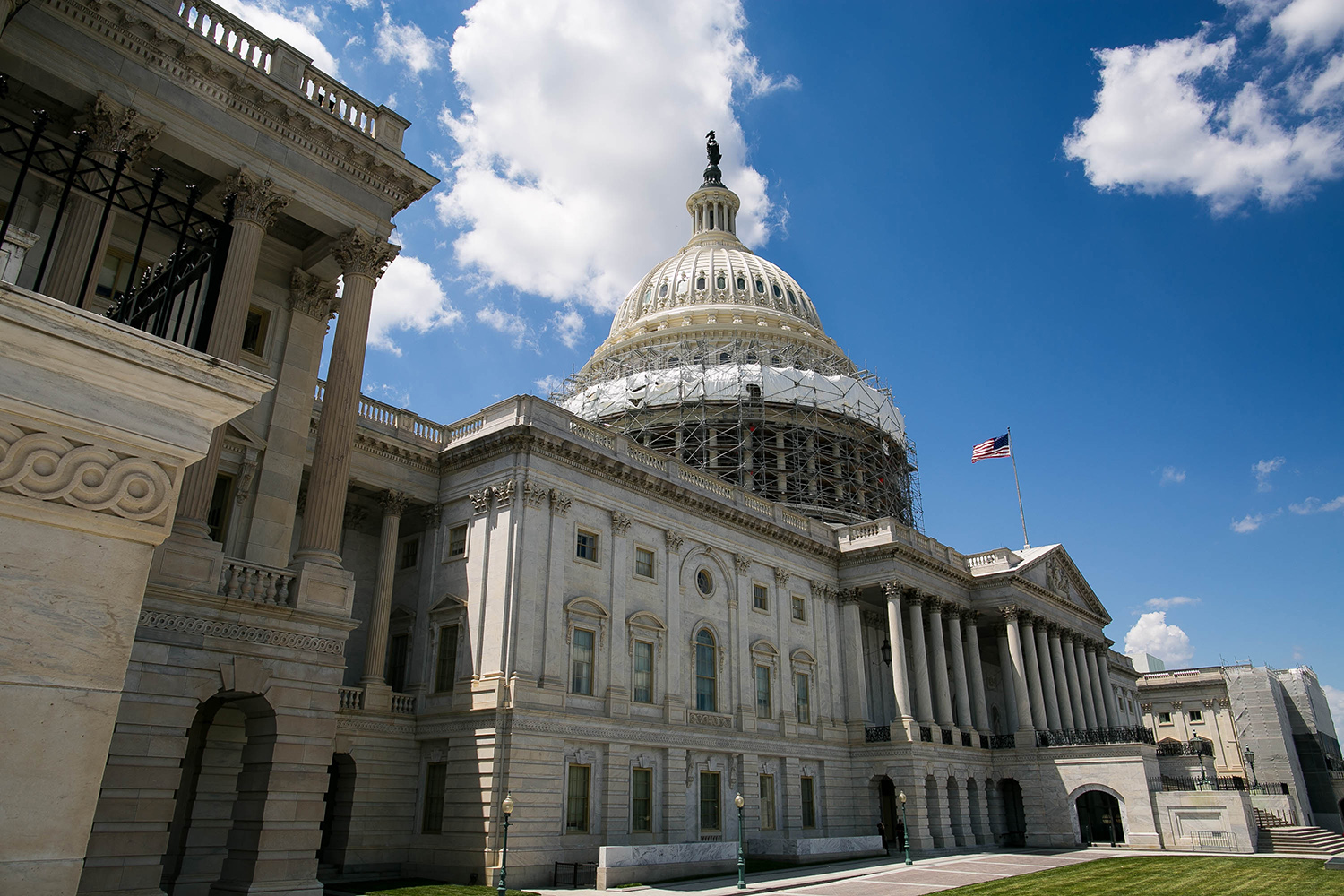 House votes to maintain freeze on lawmaker pay