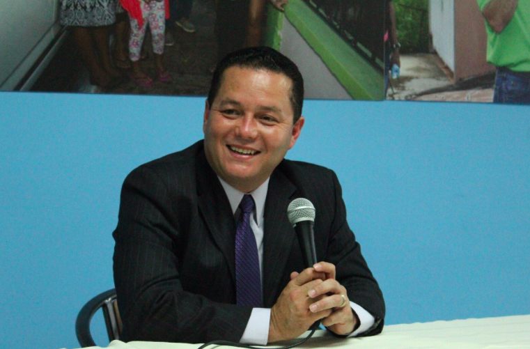 Neighboring mayor praises Trump, says San Juan mayor playing ‘politics,’ AWOL at meetings