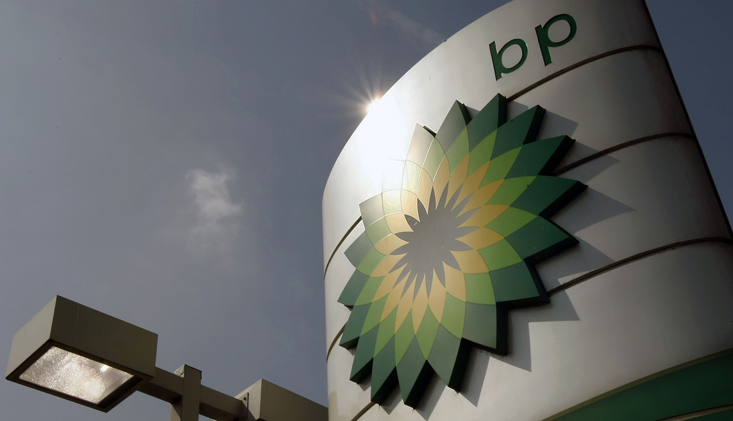 Cheap oil keeps BP belt-tightening