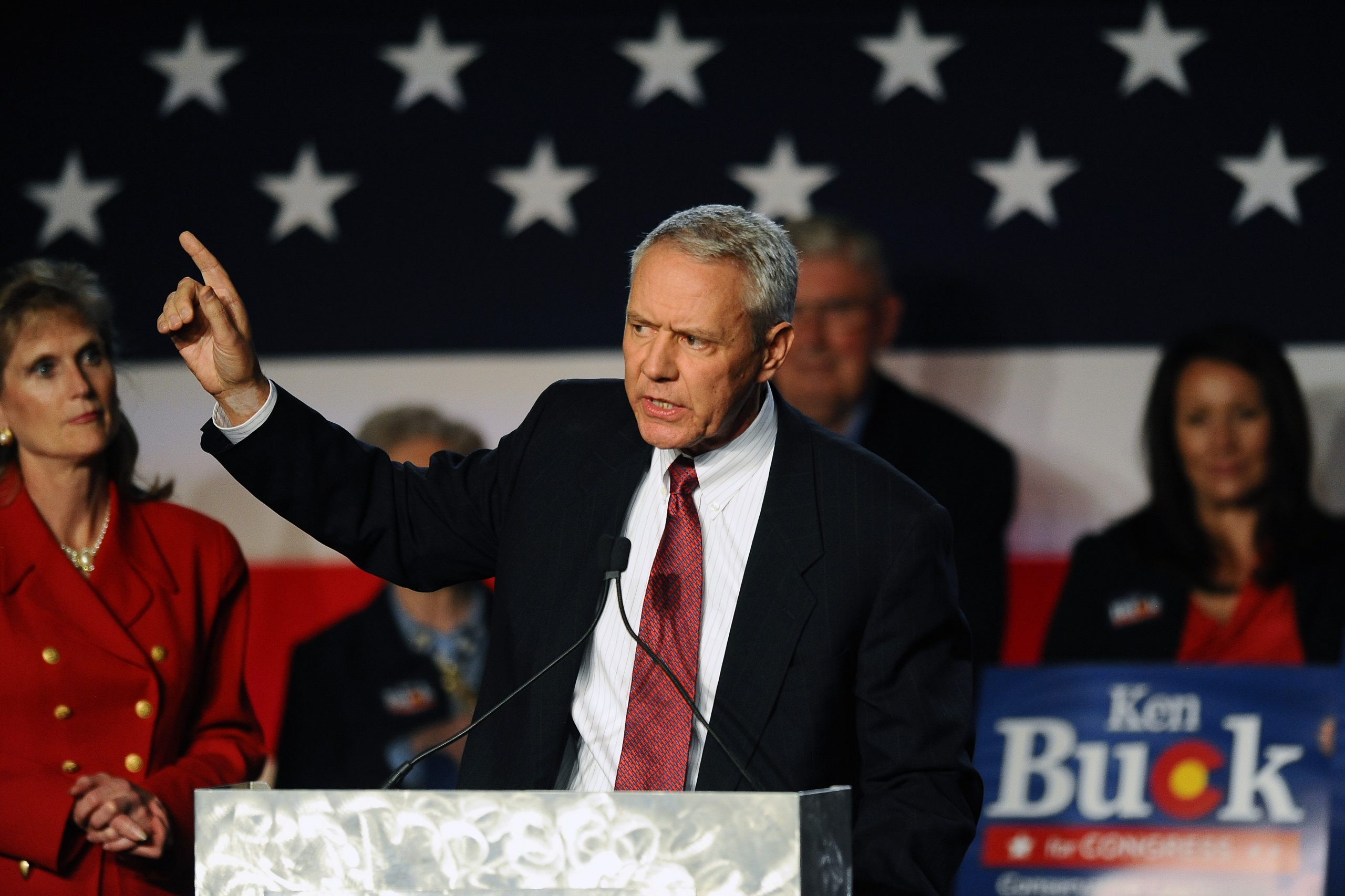 Facebook would be forced to offer algorithm-free feed under new bipartisan bill