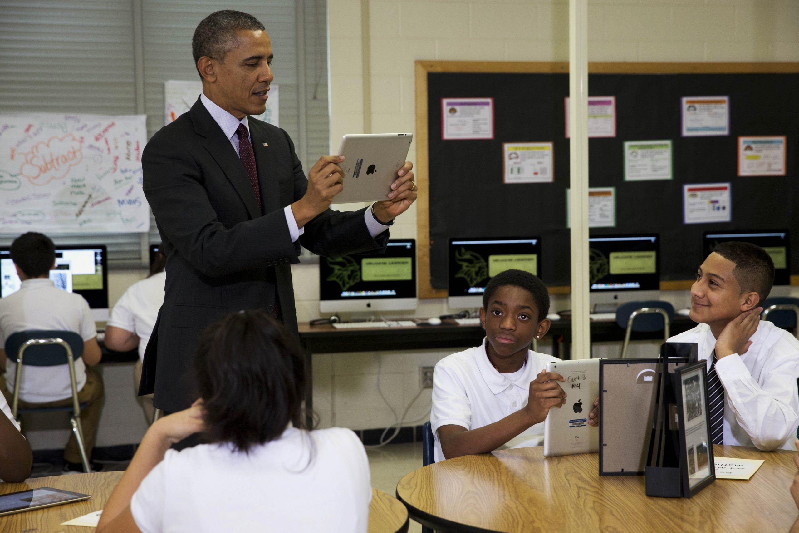 Obama secures $750M in pledges to get kids online