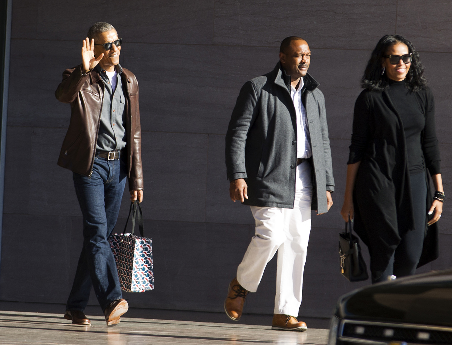 Crowd cheers for Obama at the National Gallery of Art