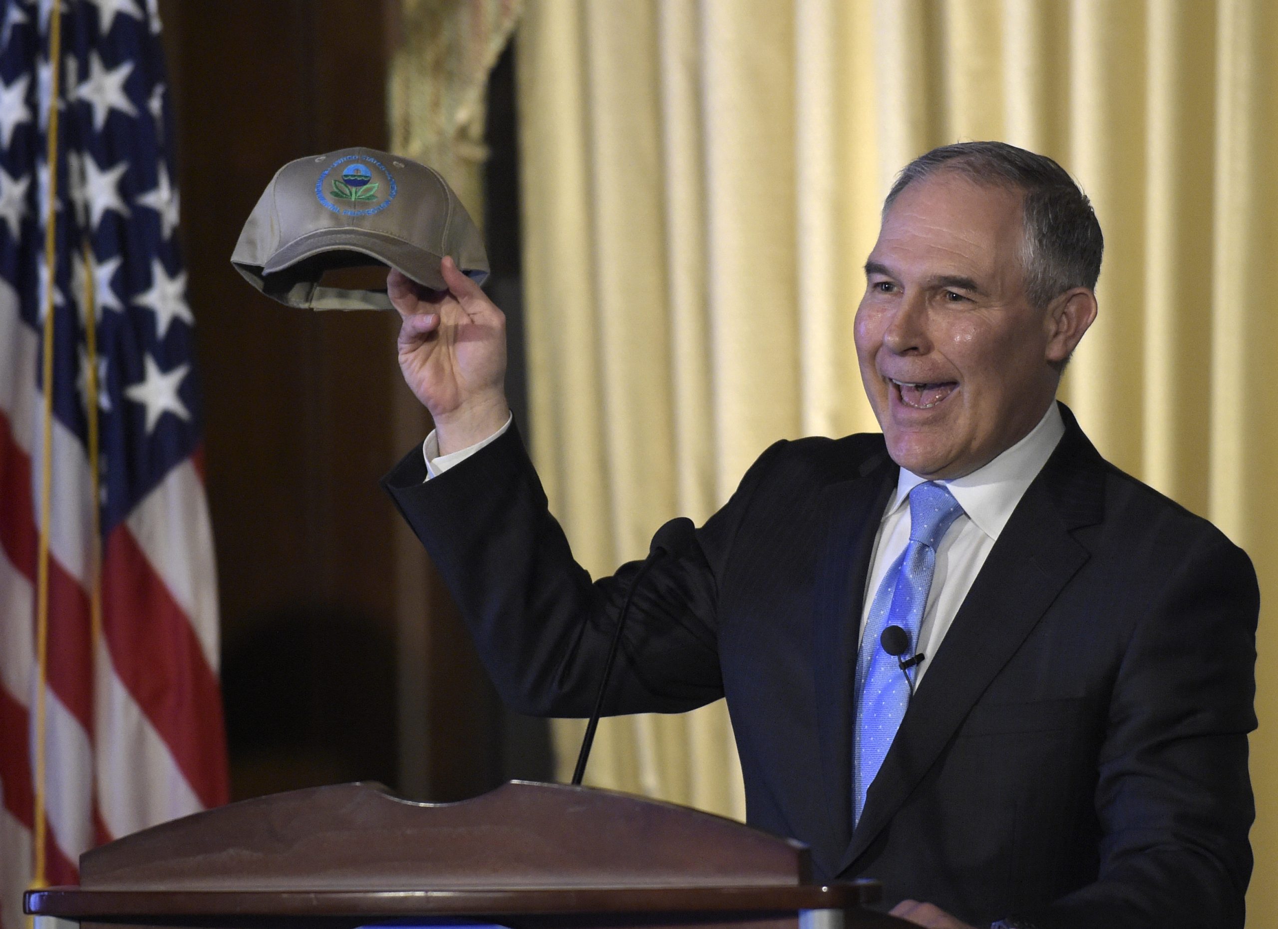 Emails show ‘close’ relationship between Pruitt, fossil fuel industry, activist group says