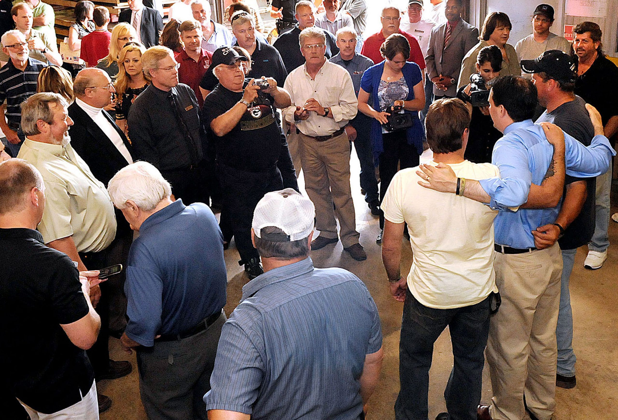 Wis. governor aims to bridge divide with cookout