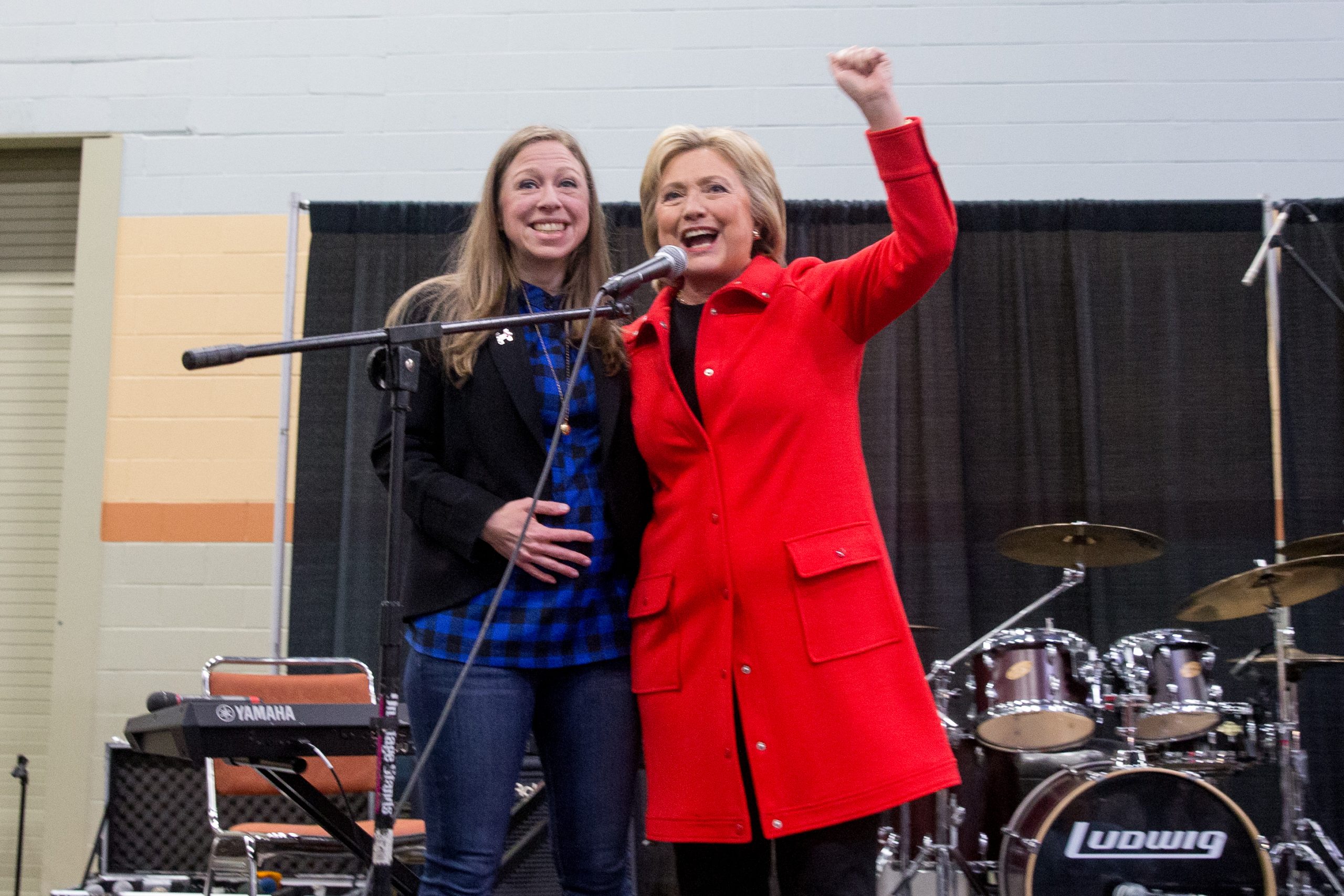 Clinton closes Iowa pitch with gun control
