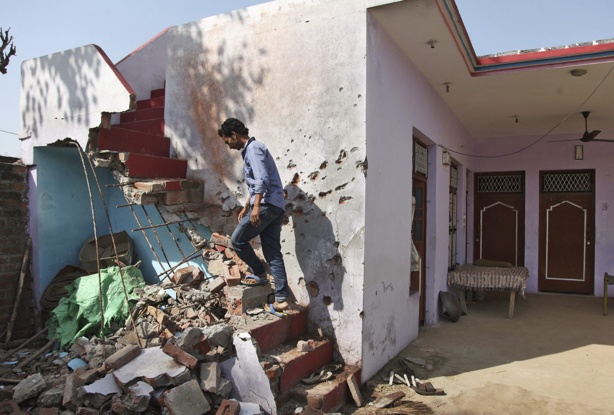 Pakistani, Indian armies discuss border clashes