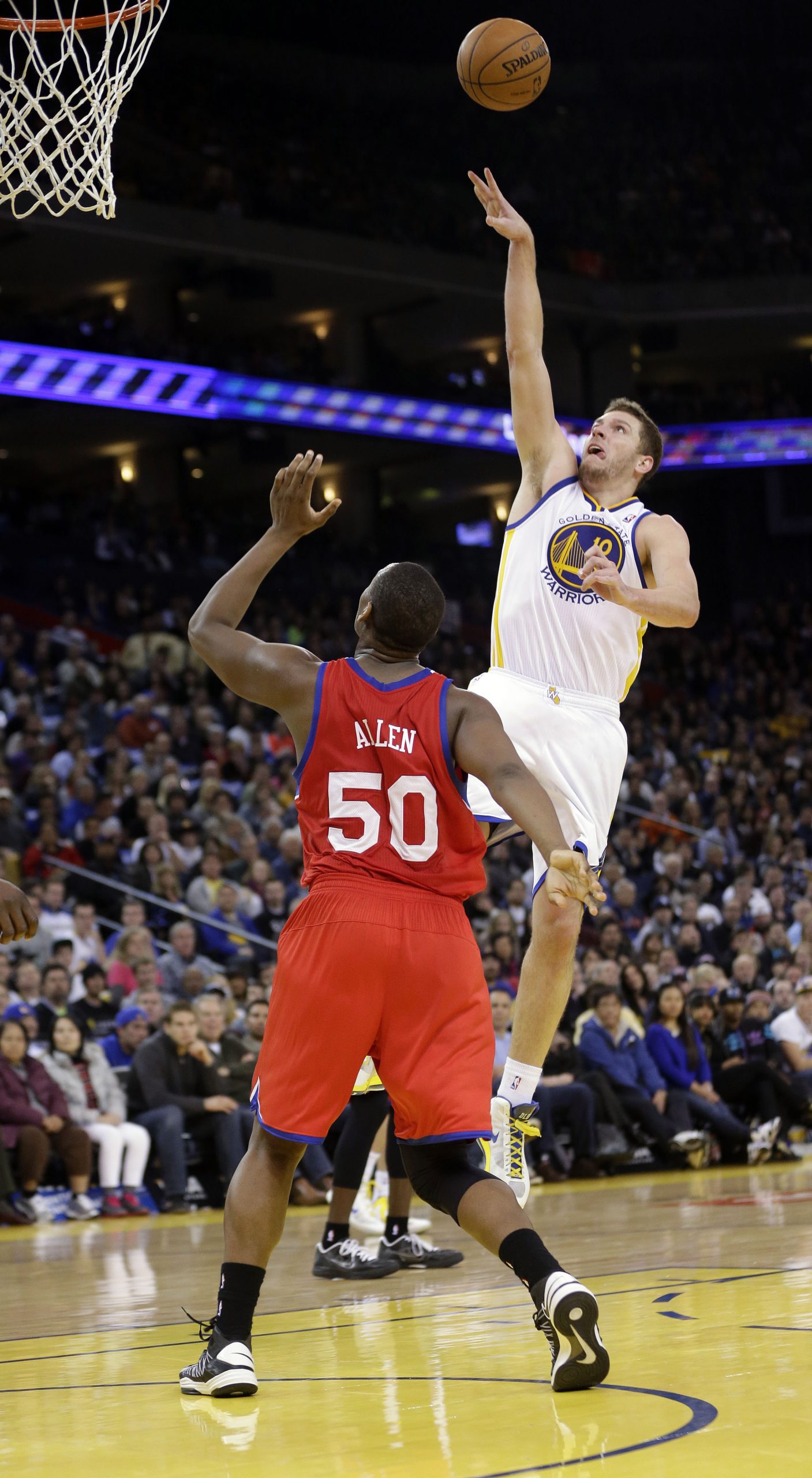 Lee’s double-double lifts Warriors past 76ers