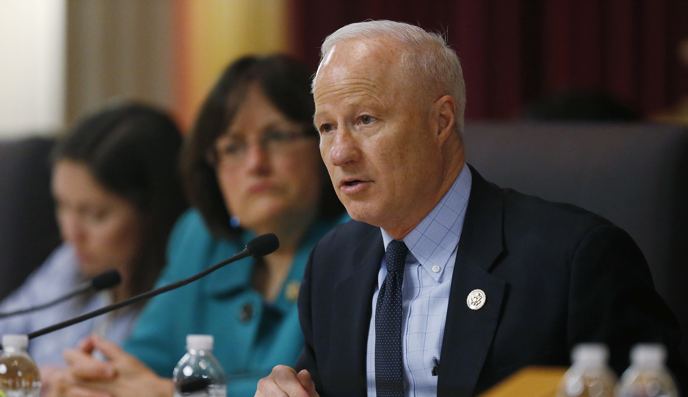 House lawmakers float bipartisan war authorization bill