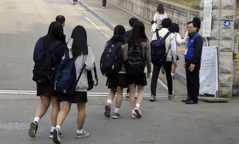 Senior students arrive at Danwon High School in Ansan, south of Seoul, Thursday, April 24, 2014. (AP Photo)Â 