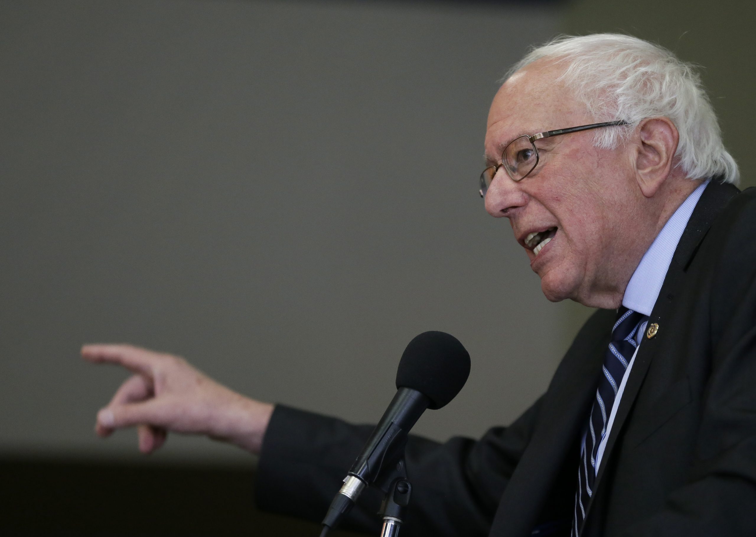 Sanders right behind Clinton in Iowa