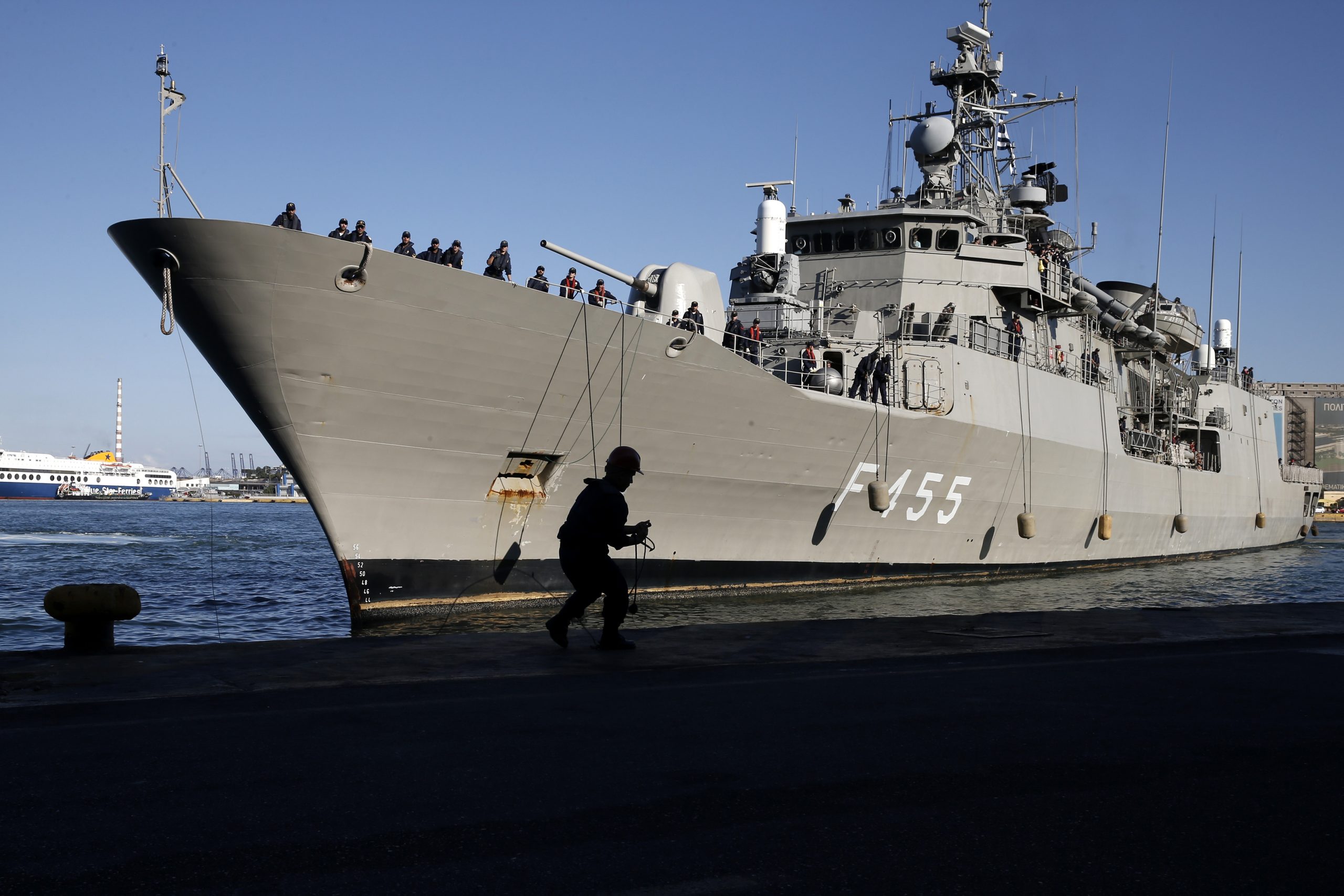 Greek frigate returns after Libya evacuation
