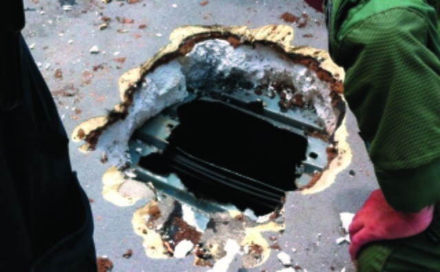 Gunmen use hole in roof to rob cash store