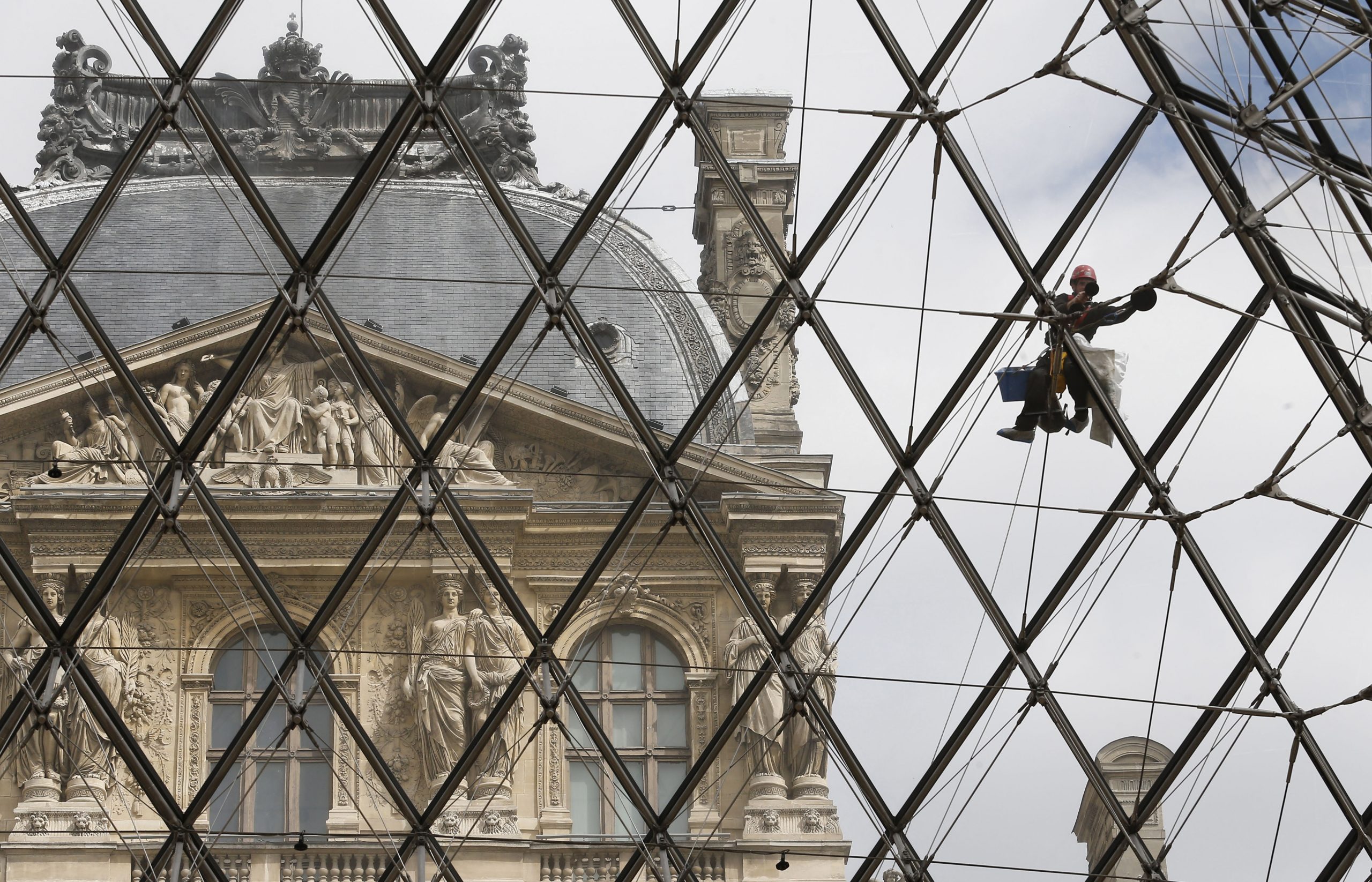 French government seeks more museum opening hours