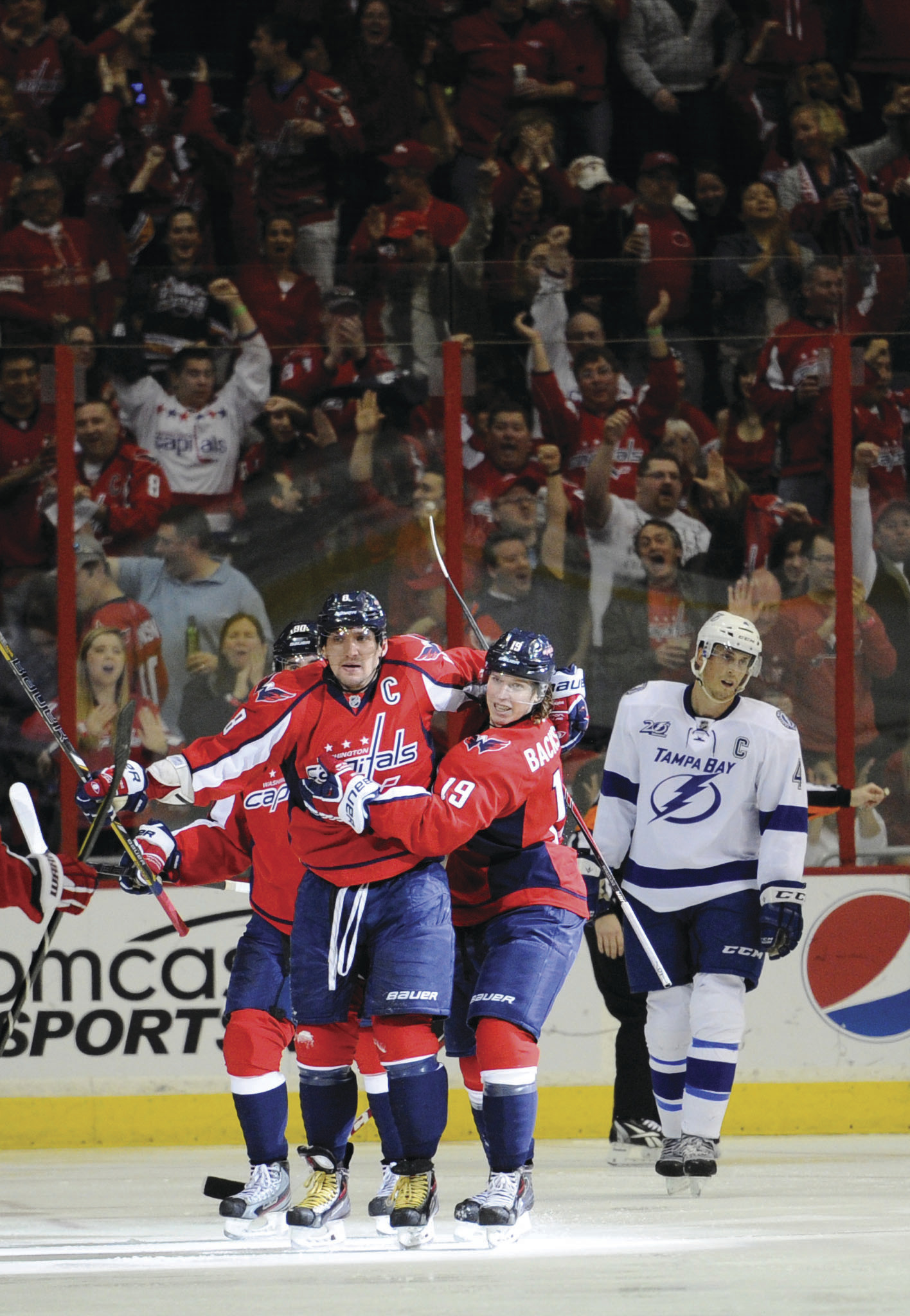 Alex Ovechkin stays hot as Capitals take sole possession of first place
