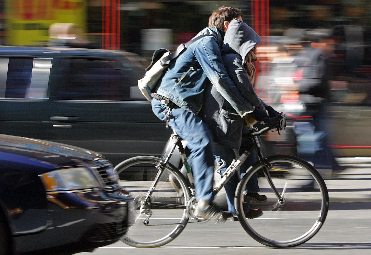 Feds advise cyclists to sometimes ride in the car lane