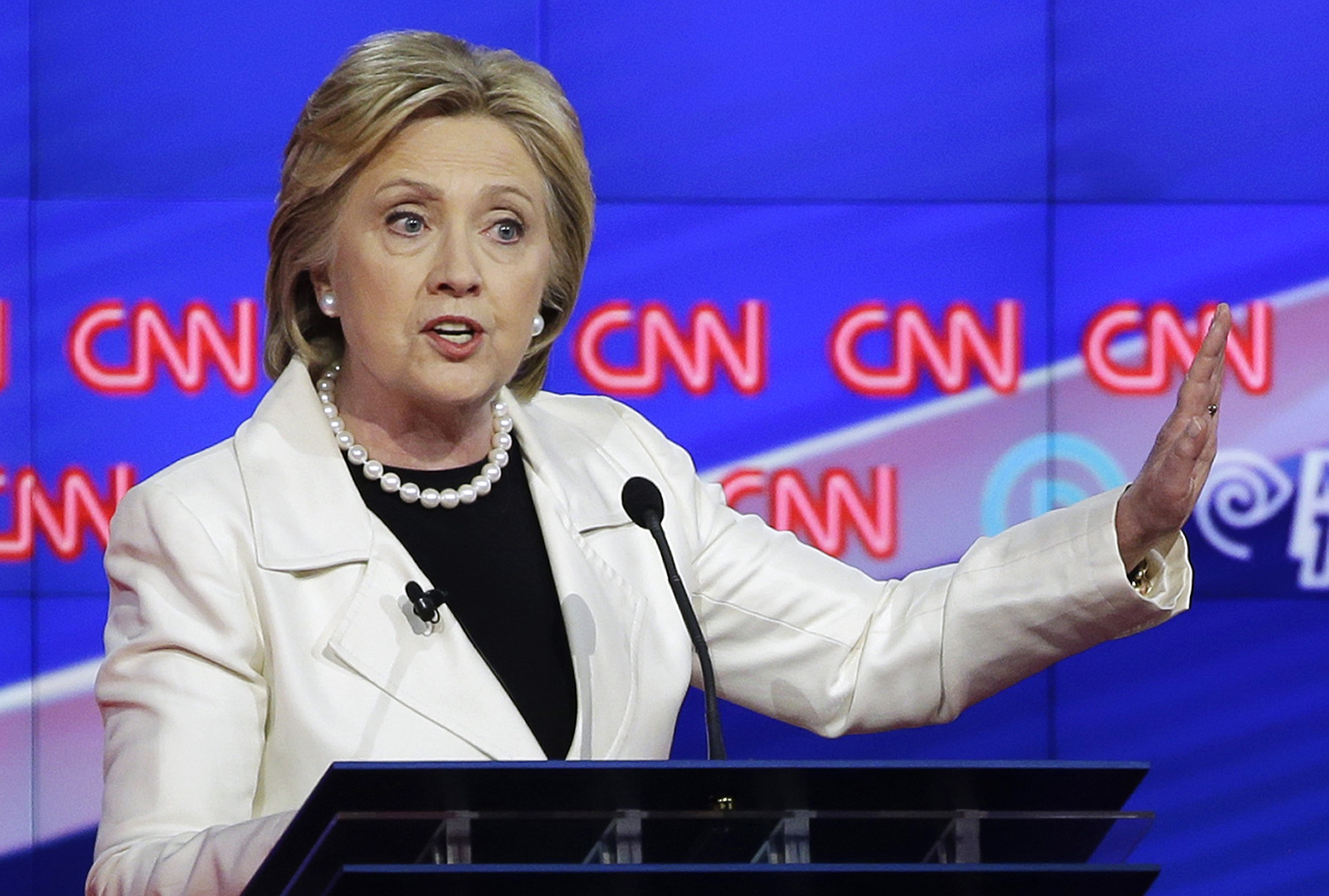 Clinton not out to ‘provoke’ Trump in debates, aide says