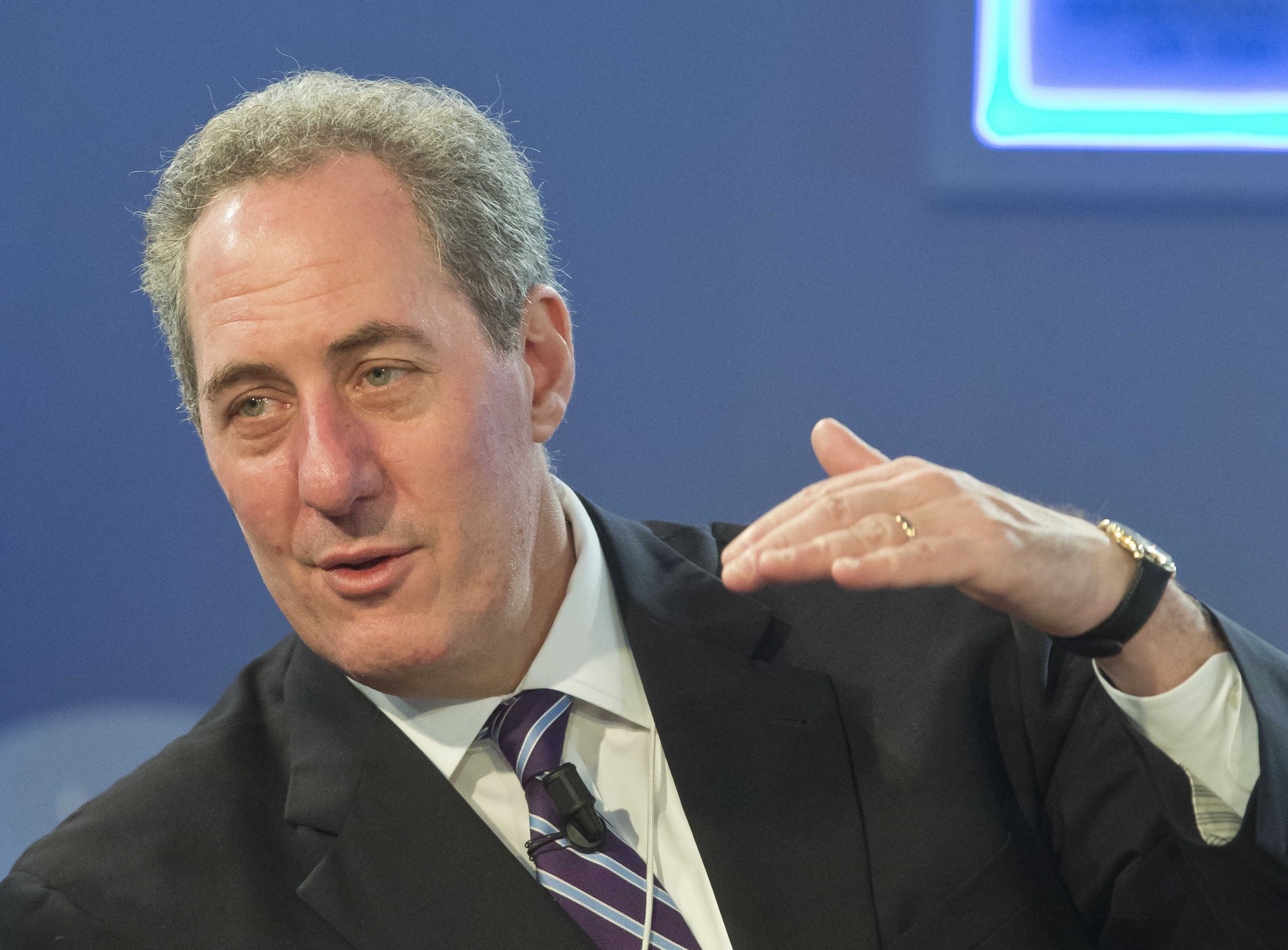 In Davos, nations vow to extend global trade deal