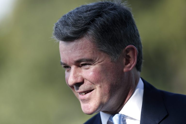 Britain's Minister of State for Foreign and Commonwealth Affairs, Hugh Robertson arrives at an EU-Arab league Foreign Ministers summit, in Athens, on Wednesday, June 11, 2014. (AP Photo/Petros Giannakouris)