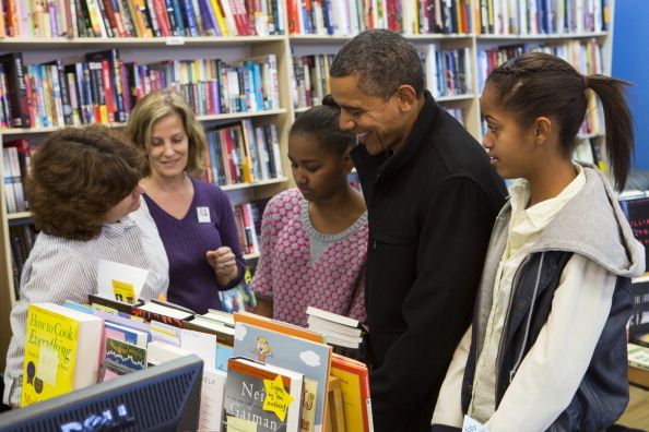 ARLINGTON, VA - NOVEMBER 24:  (AFP OUT) U.S. President Barack Obama (2R) and daughters Sasha Obama (C) and Malia Obama (R) shop at One More Page Books on Small Business Saturday November 24, 2012 in Arlington, Virginia. Obama urged Americans to participate in Small Business Saturday as an alternative to Black Friday and Cyber Monday.  (Photo by Kristoffer Tripplaar-Pool/Getty Images)