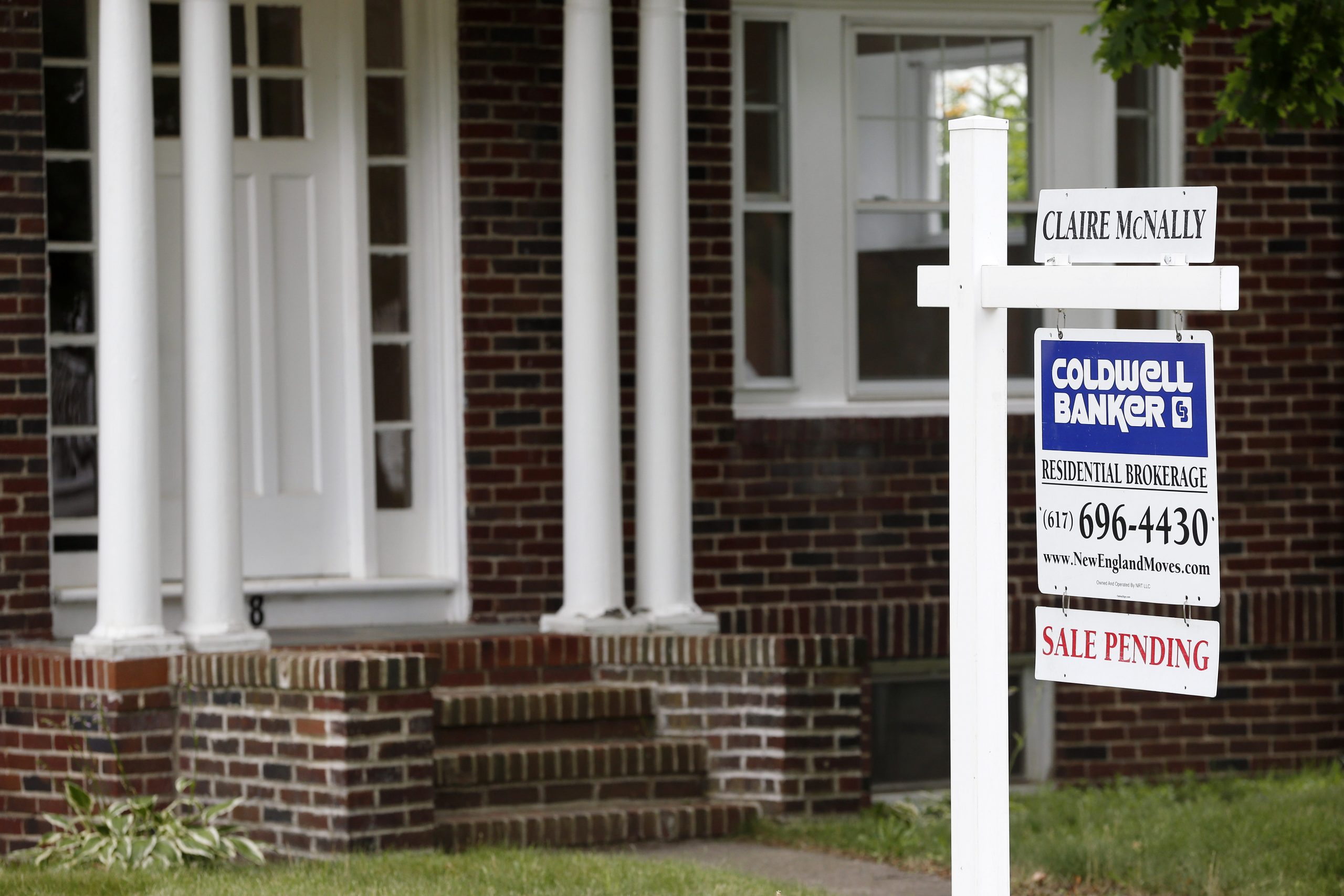 Contracts to buy US homes rise in hopeful sign