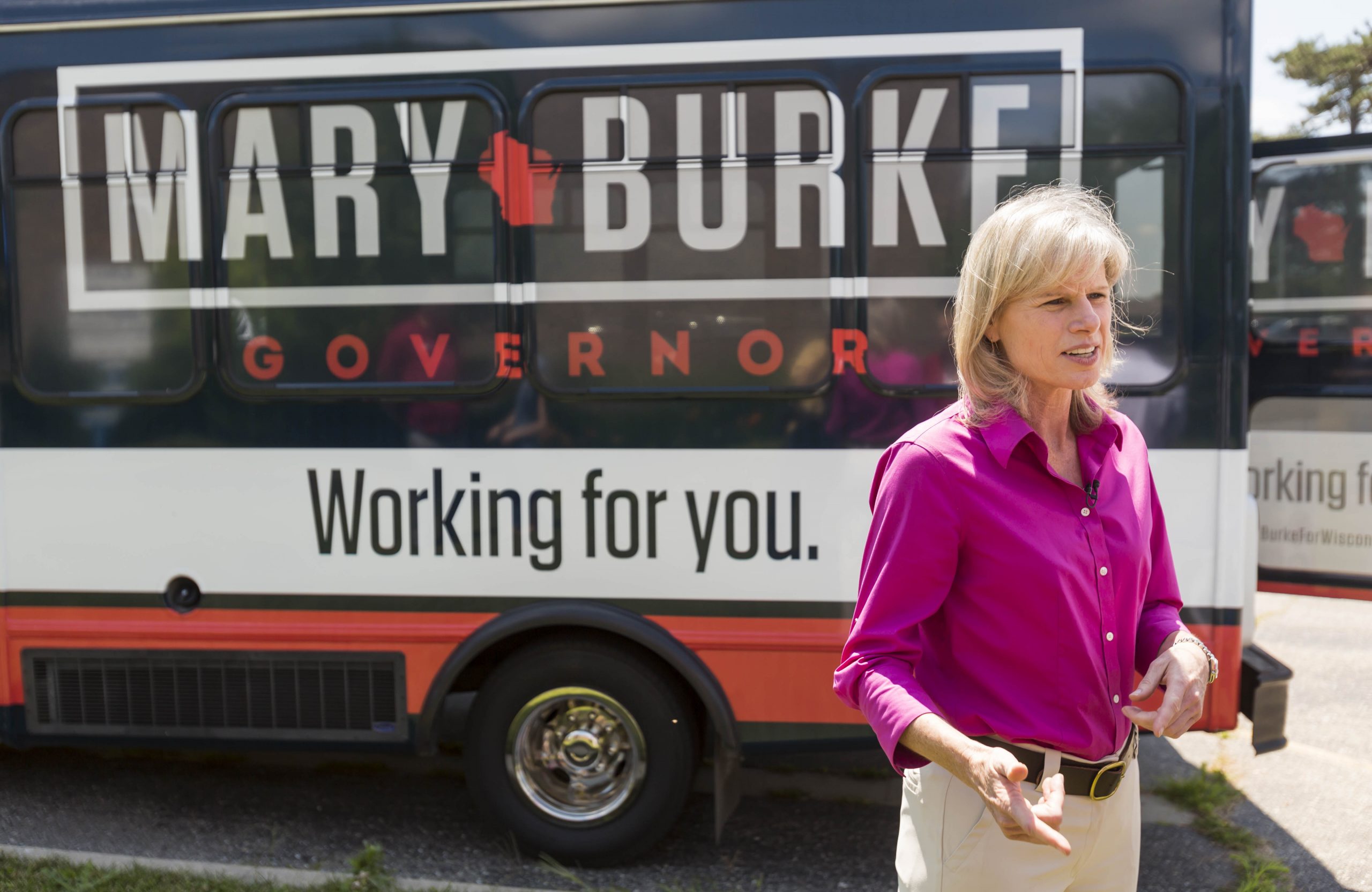 Clinton boosts Walker’s opponent