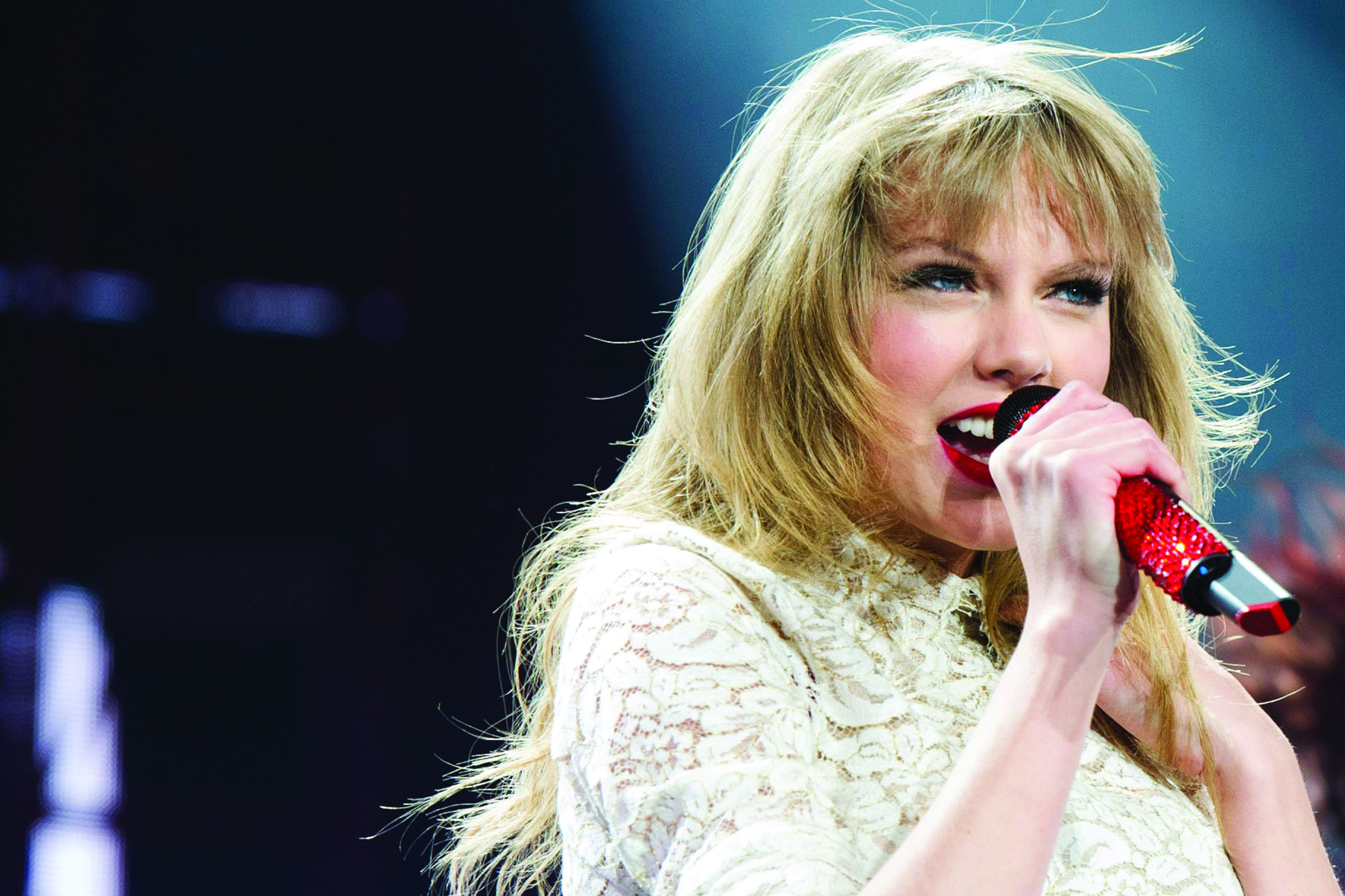 Fans help Taylor Swift rise above her critics
