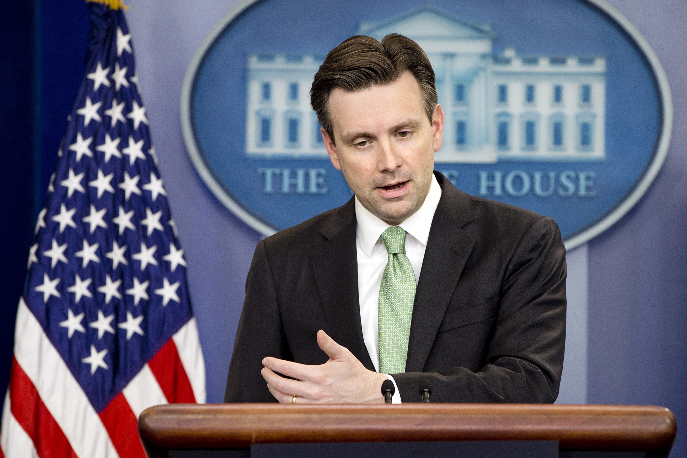 White House seeks to extract Obama from Clinton email controversy