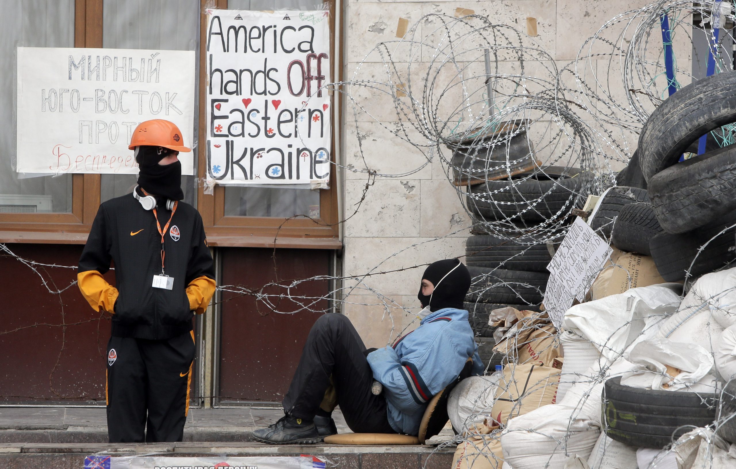 At barricades, Ukraine insurgents await Easter