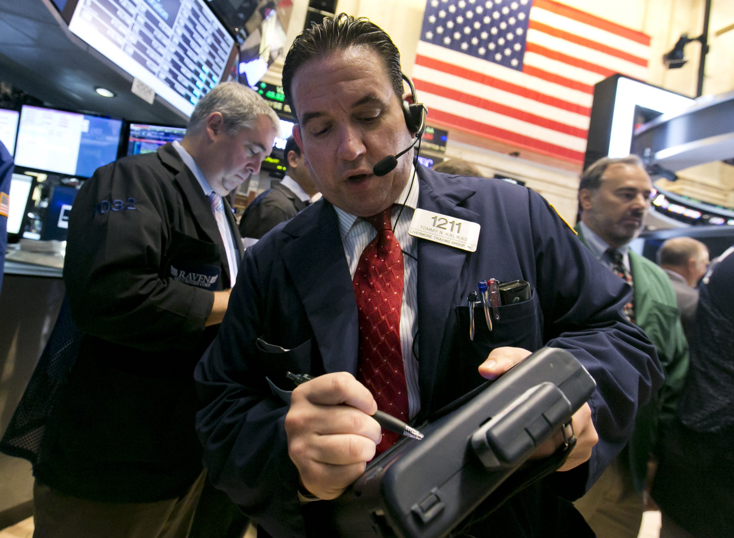 S&P 500 closes at a record; Hewlett-Packard gains