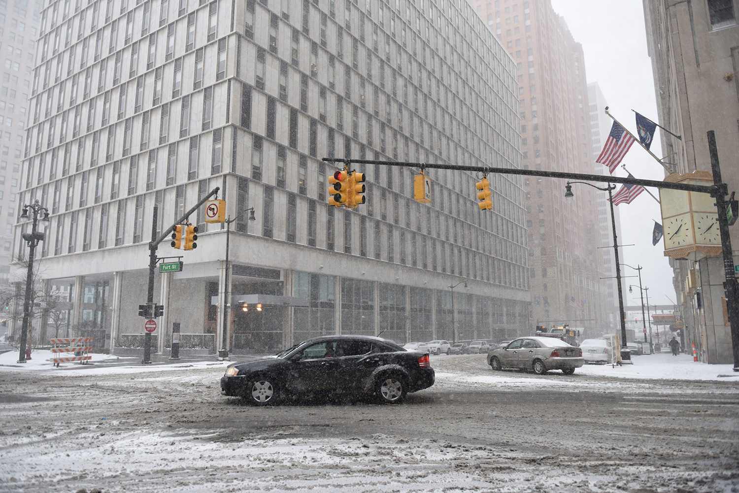 Three inches of snow get feds three-hour work delay