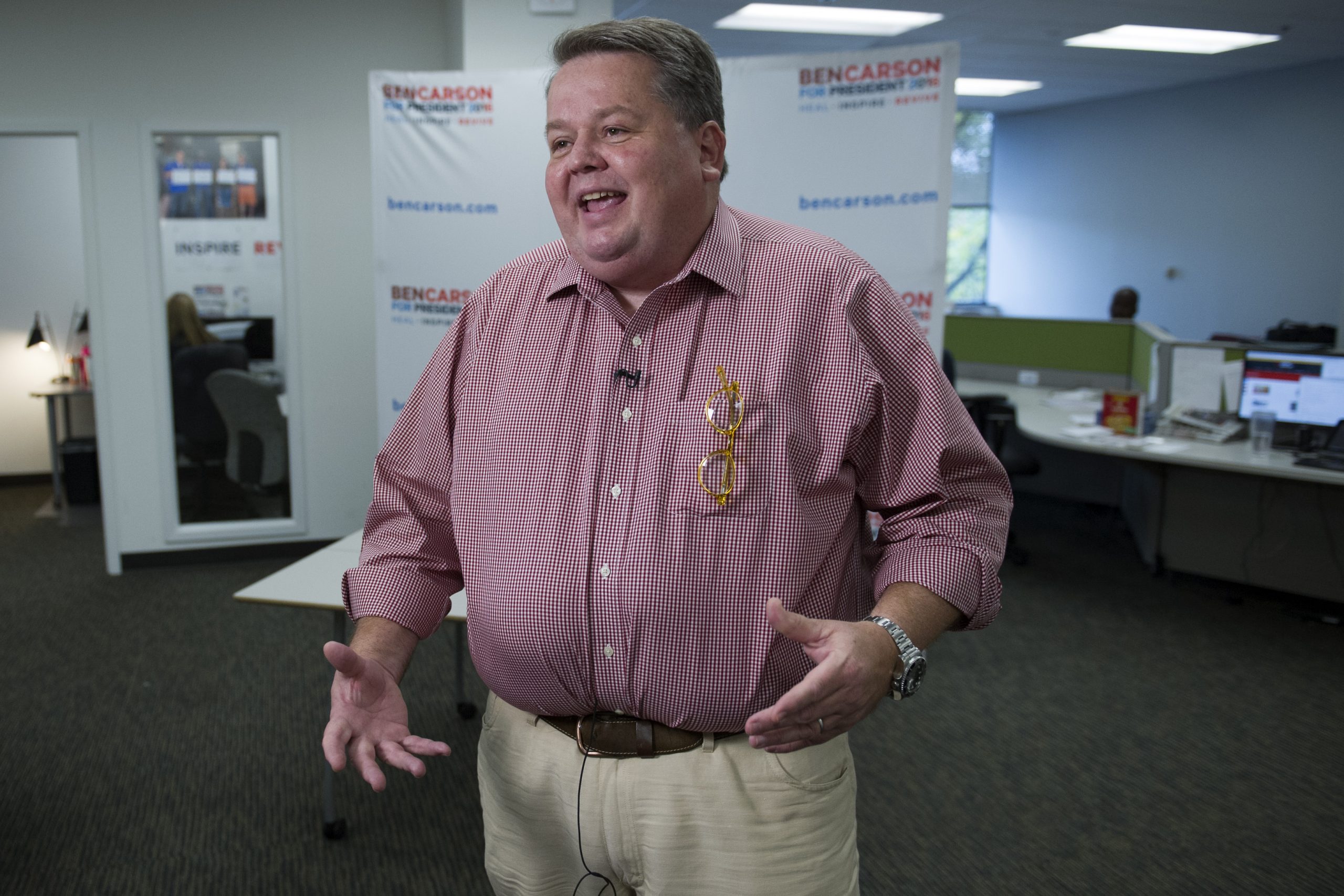 Trump snaps up Carson ex-campaign manager, Carson aide fires back